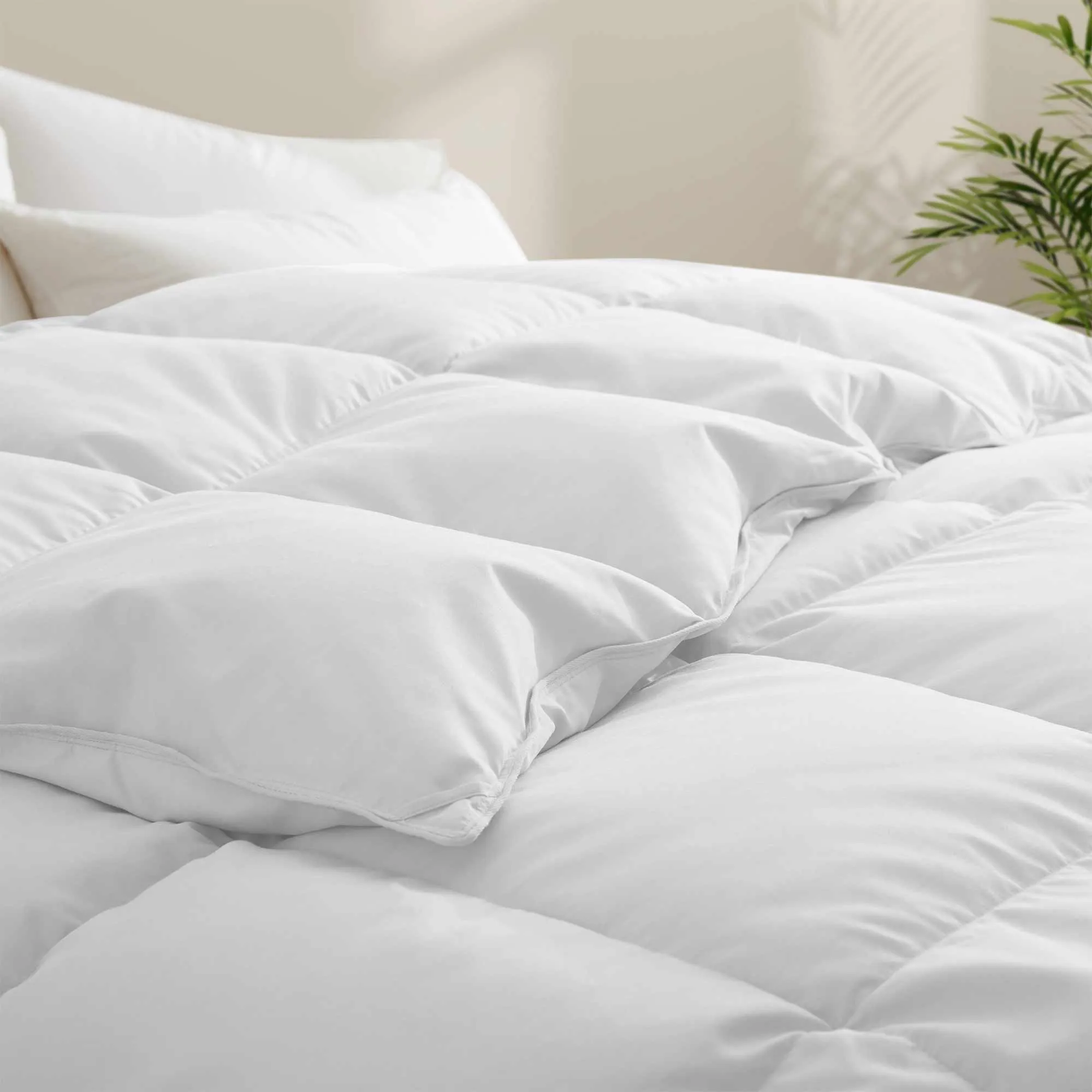 White Goose Feather Fiber and Down Comforter